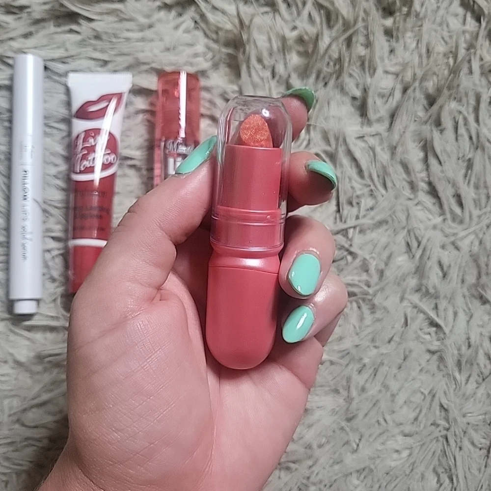 Beauty Bundle Clinique Highlighter Lips Makeup Lip Oil It Cosmetics Pillow Lips